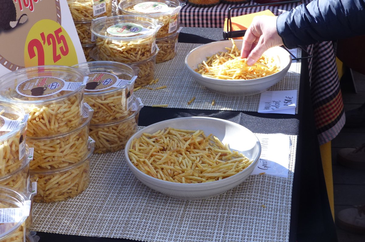 patatespalau's tweet photo. Estem molt contents amb totes les vistes que hem tingut aquest matí a la parada del Pati a la Gran Festa de la #Calçotada de #Valls! Felices calçotades a tothom! On esperem no hi faltin unes @patatespalau per a acompanyar el vermut 😉

#FetALAltCamp @calsotadavalls https://t.co/a2ku5Z4RSH