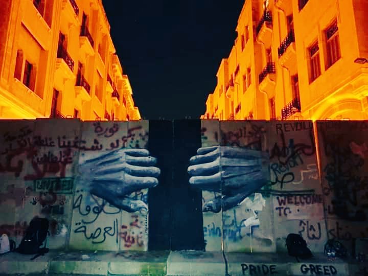kafehleb's tweet photo. السلطة ترسم حدود جديدة للمدينة. الانقسام هذه المرة ليس بين شرقية وغربية. هو انقسام طبقي: فقراء ومهمشو البلاد في مواجهة العصابة الحاكمة.
🏴

#كافح
#التحرر_آتٍ
#لبنان_ينتفض https://t.co/5xWuO707Bc