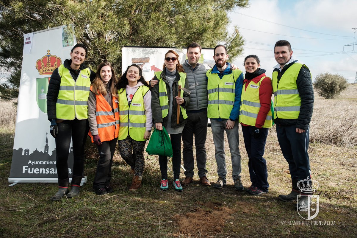 AytoFuensalida's tweet photo. 🐿🌳 Hoy se ha celebrado en nuestro municipio la gran bellotada ibérica. Este iniciativa, que existe a lo largo y ancho de nuestro país tiene como fin poner freno a la #desertificación a la que se expone la península ibérica.

#LaGranBellotadaIbérica
#FuensalidaEsSostenible https://t.co/yTrpdEiJie