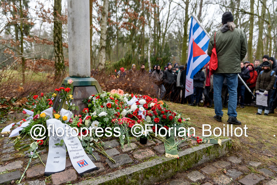 25.01.2020, Gedenken an die Opfer der Zwangsarbeit auf dem Parkfriedhof #Marzahn, #antifa​schistisch Protest gegen Präsenz der AfD und Polizeieinsatz 

Fotos: flic.kr/s/aHsmKZifE3

#b2501 #Auschwitz75