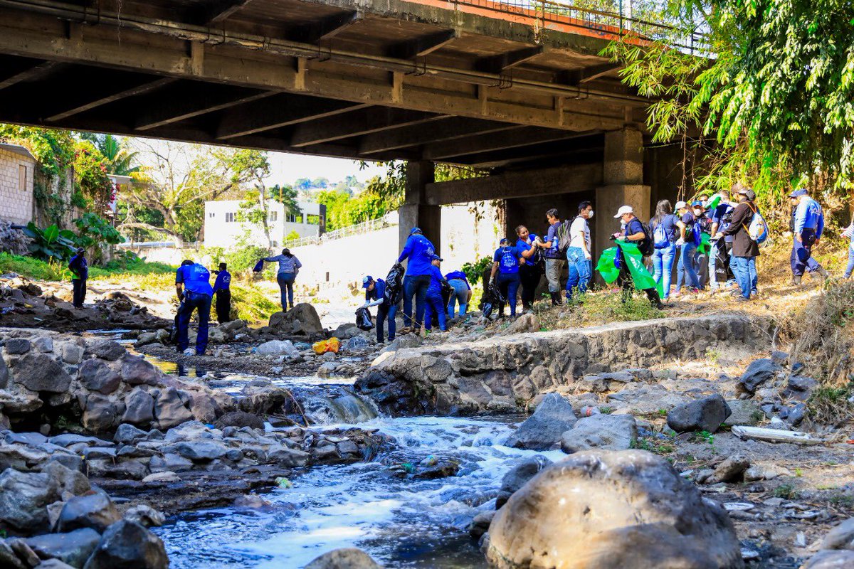 En el Día Mundial de la Educación Ambiental y a iniciativa de la Dirección de Desechos Sólidos, un grupo de voluntarios y asociaciones participaron en la limpieza de un tramo de 1 km del Río Acelhuate. Mantener San Salvador es una responsabilidad compartida.
#SSLimpio #SSesTuyo