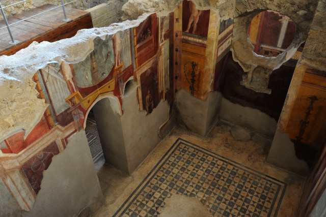secretshistoire's tweet photo. 🔴 Demain dans #secretsdhistoire, nous croyons pouvoir dire avec certitude que vous découvrirez #Pompei comme vous ne l'avez jamais vu ! 📣

📆 Ce lundi 27 janvier à 21h05 sur @France3tv !
👉 « Agrippine : tu seras un monstre, mon fils... » https://t.co/kSQg7ZPonr