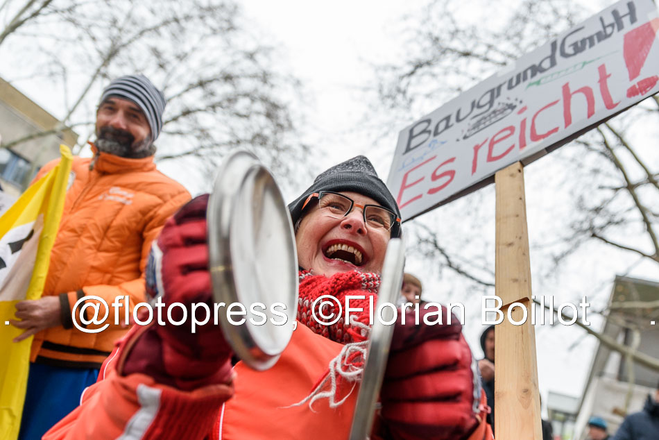 flotopress's tweet photo. Knapp 100 Mieter der #Wilhelmstr 2-6 am #MehringplatzWest in Xberg protestieren gegen die Vernachlässigung ihrer Häuser durch die Hausverwaltung "BauGrund Immobilien Management" & spekulativer Leerstand durch Eigentümer "Optimum Asset Management"
#B2601 #Mieterprotest https://t.co/tYlLjgiaN5