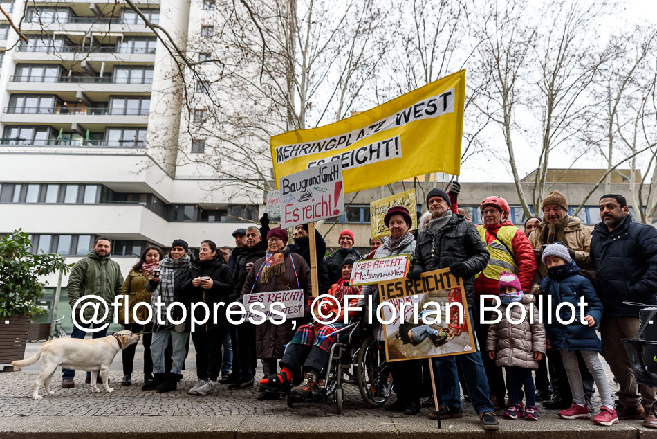 flotopress's tweet photo. Knapp 100 Mieter der #Wilhelmstr 2-6 am #MehringplatzWest in Xberg protestieren gegen die Vernachlässigung ihrer Häuser durch die Hausverwaltung "BauGrund Immobilien Management" & spekulativer Leerstand durch Eigentümer "Optimum Asset Management"
#B2601 #Mieterprotest https://t.co/tYlLjgiaN5