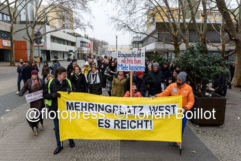 flotopress's tweet photo. Knapp 100 Mieter der #Wilhelmstr 2-6 am #MehringplatzWest in Xberg protestieren gegen die Vernachlässigung ihrer Häuser durch die Hausverwaltung "BauGrund Immobilien Management" & spekulativer Leerstand durch Eigentümer "Optimum Asset Management"
#B2601 #Mieterprotest https://t.co/tYlLjgiaN5