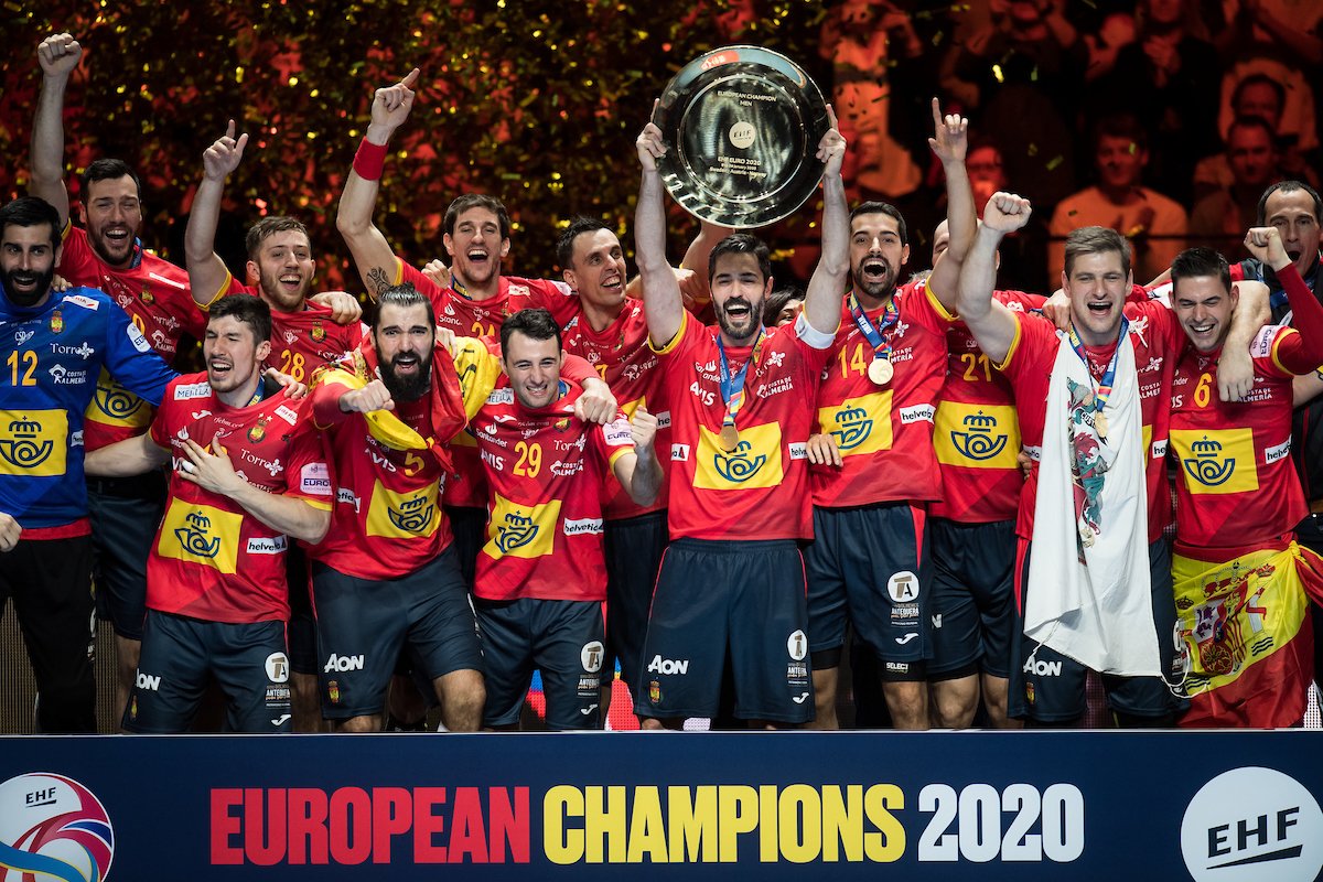 🇪🇸 are the #ehfeuro2020 champions.
<a href="/RFEBalonmano/">RFEBalonmano</a> #dreamwinremember

📸: EHF EURO I Kolektiff iMAGES I Sasa Pahic Szabo