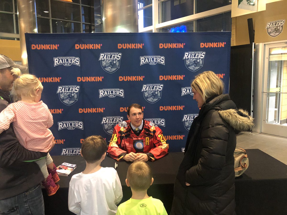 PaulHarrisJr10's tweet photo. There was a huge line last night to meet #CommunityConnor @Dotes28 during our Saturday Night Signing @ECHL @RailersHC https://t.co/Pck2myKFHL