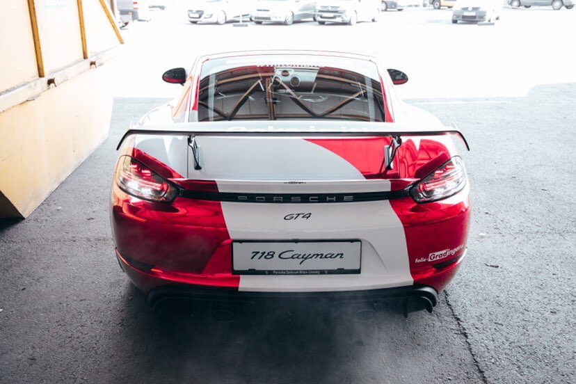 Porsche911UK's tweet photo. Say it with #cocacola and the all new #718CaymanGT4 with this stunning livery 🎯
#nosubstitute #718GT4 📷 @guentermerk 👍🏻💪🏼👌🏻
#PorscheCocaCola #CocaColaPorsche
#CaymanGT4 #porsche911uk https://t.co/HRhd0kpLlu