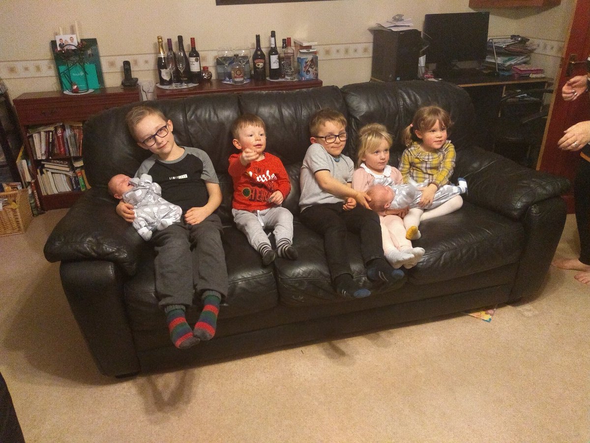 dewi712's tweet photo. A dyna ni, o'r diwedd , tim wyr teulu ni gyda'r ddau efaill newydd, #osian #alffi #mared #nell #cai #ellis #guto β₯οΈ https://t.co/sLknAmd8Da
