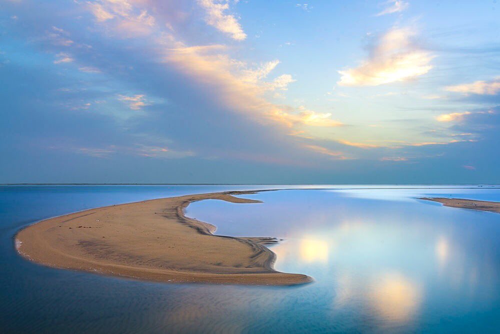 لوحة بديعة تعكس توهّج السماء على ساحل #ينبع 🌅