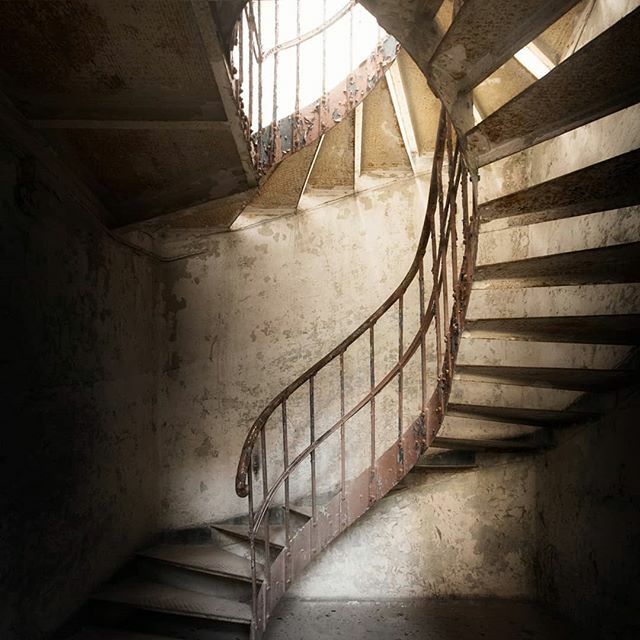 go2know's tweet photo. Die berühmte Wendeltreppe im Badehaus bei unserer Fototour in den verlassenen Beelitzer Heilstätten. Selbst wenn die Sonne nicht scheint, ist das Licht hier einfach umwerfend 😍.
.
Bei den Fototouren kannst du 5 der riesigen Häuser frei erkunden und i… https://t.co/4nTTqSEbFN https://t.co/4igQfBWbAo