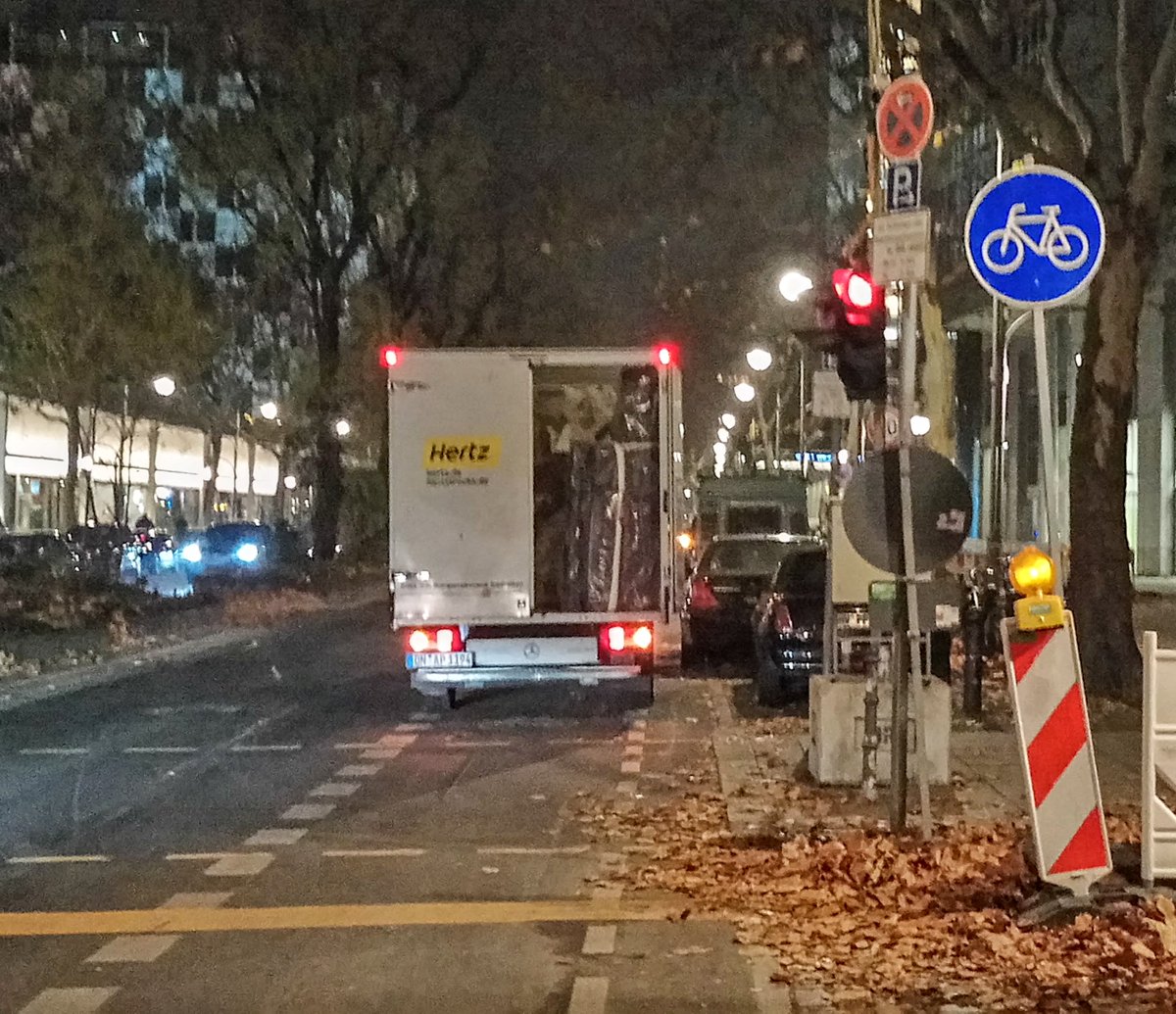 BikingBerlin's tweet photo. Ein benutzungspflichtiger Radweg der nicht benutzt werden kann #fahrradalltag #runtervomradweg #falschparker https://t.co/W9mjl4aosR