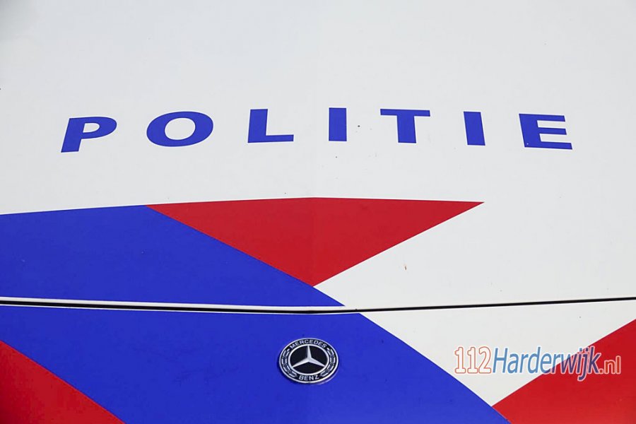 Man schopt agent in gezicht achter stuur van politieauto in #Harderwijk. 112Harderwijk.