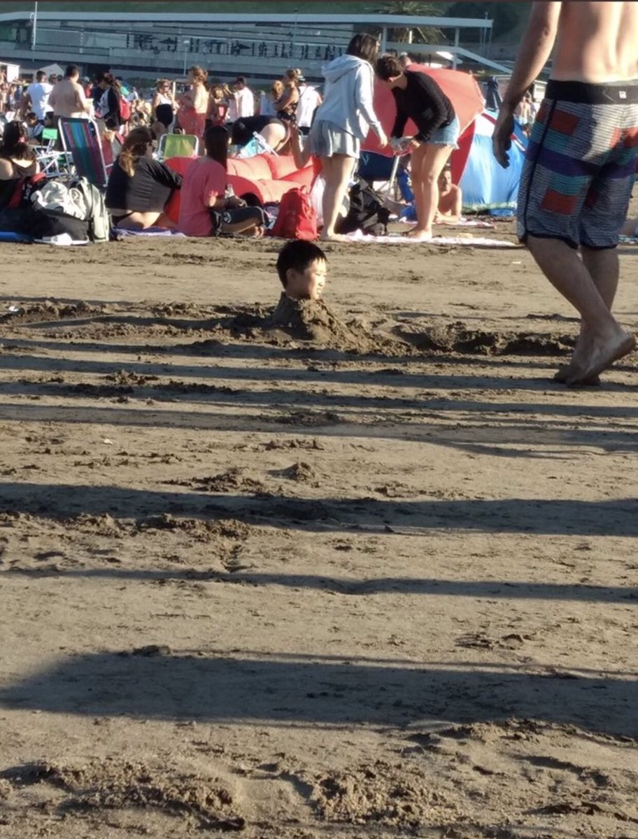 francomoreyraok's tweet photo. Ayer en la playa un nene salió desde china https://t.co/Ki3B6bhVUI
