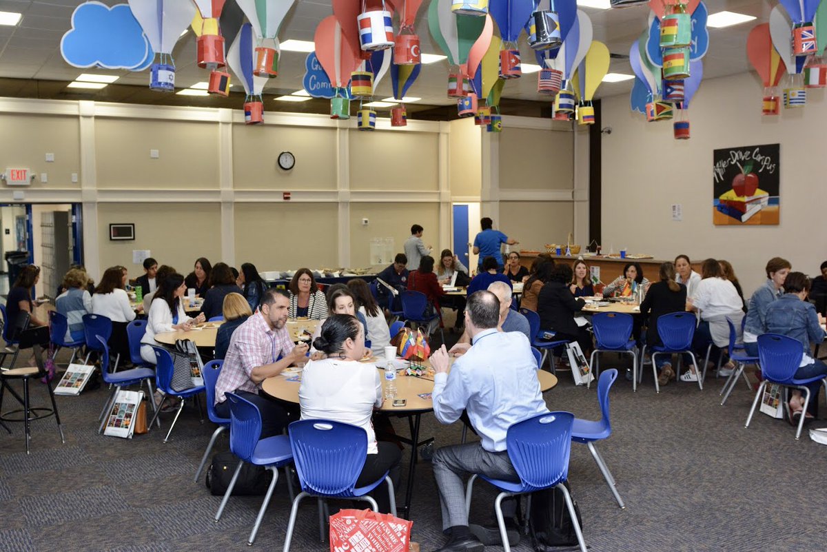 EdcampWLMIA's tweet photo. At Edcamps, you meet up with old friends and colleagues, and also make new ones. 😊We hope you keep the conversation going with your new connections @EdcampWLMIA https://t.co/4LDNDnrvLd