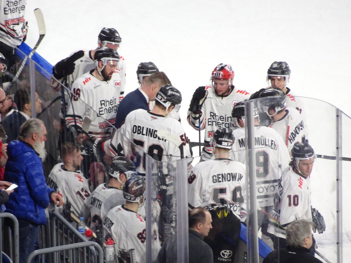 funsharks05's tweet photo. Die Niederlagserie geht weiter, Sill trifft zwar noch zum 3:4 aber sind generell zu Harmlos. Man hätte es gewinnen können, wenn man nicht das 2:2 geschenkt hätte. Was kann da eigentlich noch helfen?Die Saison wird wohl kurz, sehr gurz #adlermannheim #koelnerhaieofficial #haielive https://t.co/jluByZB7oN