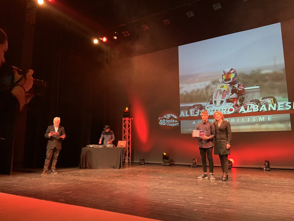 NovaRadioLloret's tweet photo. La Festa de l’Esport Lloretenc estrena una nova secció: el reconeixement a esportistes amb projecció en disciplines poc habituals. Són Ale Albanesi (karts) i Raül Rico (free ride en esquí), a qui li recull el seu avi. Ell es troba competint. https://t.co/CAAwLBcQxi