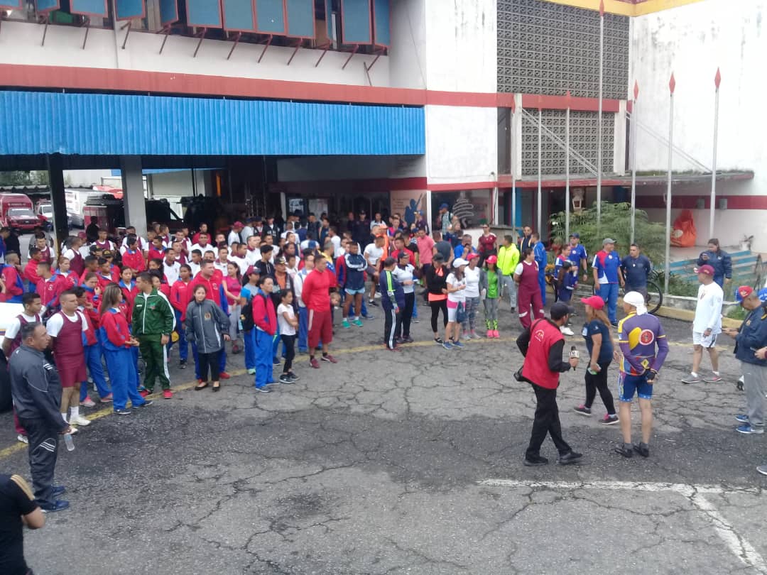 bomberos_merida's tweet photo. En dicha caminata se conto con la participación de las instituciones Negra Hipólita, @redonamerida, @VEN911Oficial, IAPM, @GNB_Pueblo, @polibertadormer, @ZODI_Merida22 y siendo presidida por G/D Danny  Ferrer y nuestra Comandante Mayor (B) Abog Yaneth Calderón #bomberosmerida https://t.co/AIFvcDxvIc