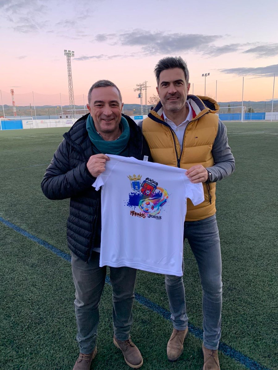 Salvador_Gomar's tweet photo. Partido de #SegundaRegional

@ayorensepd 🆚 Biarense

Fútbol en estado puro, me han tratado fenomenal. Escuela con 180 chavales, el único pueblo de la comarca del Valle de Ayora q queda con fútbol, vienen chavales de toda la comarca!!

Bravo por ese trabajo que hacen 👏🏻👏🏻 https://t.co/BkC5sclIU0