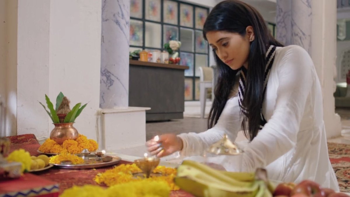 Praying has always given her a sense of peace & direction. Now when she's feeling directionless & her heart's in a state of turmoil, she prays to God for a sign.And immediately, God gives her 1- he's standing in front of her, all distance between them eliminated. #yrkkh  #kaira
