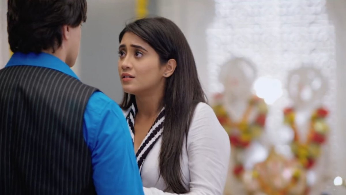 Every time he sees her, he's no longer unsure of what she feels for him.Every time she sees him, she sees the intensity of his love & worries about the extents he'll go to reunite them.Hope & perseverance vs fear & avoidance- history seems to be repeating itself. #yrkkh  #kaira