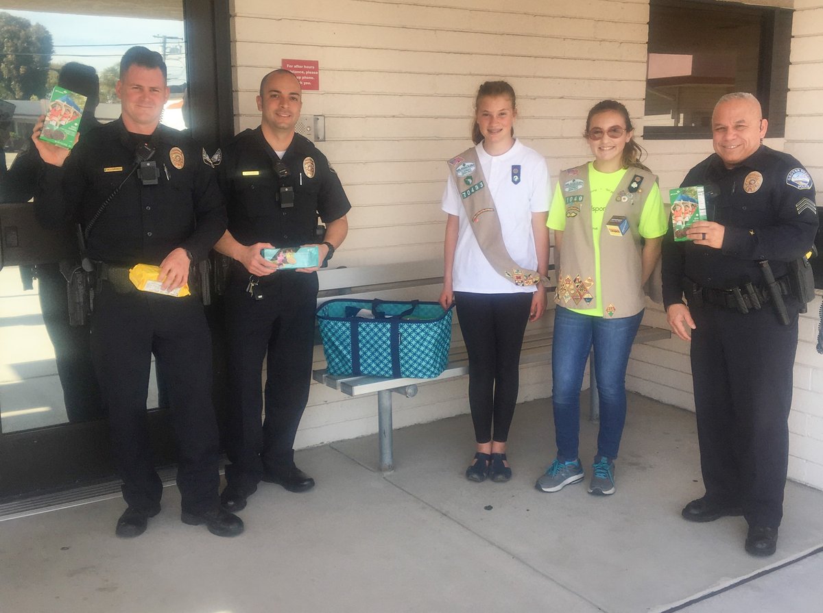 Grover_BeachPD's tweet image. #ThinMints, #CarameldeLites, #PeanutButterPatties!
Though physical fitness is always on the minds of our officers, nothing can stop them from buying @girlscouts cookies from our local Girl Scouts! Weekend Day Shift shows off their love of supporting a local cause &amp;amp; the Cookies!