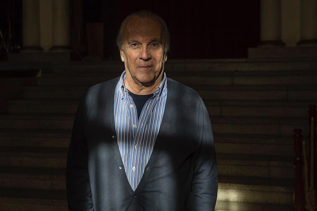 Con profundo dolor nos enteramos del fallecimiento de Hugo Urquijo. Un hombre imprescindible de nuestra cultura y un ser humano extraordinario. Acompañamos en el dolor a toda su familia.
Quedará como un ejemplo de artista entre todos nosotros.
Tristán Bauer, ministro de Cultura.