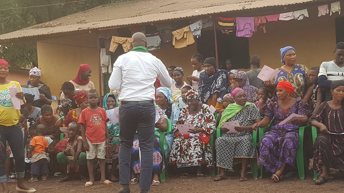 Konatbouya1's tweet photo. Campagne de proximité du candidat uninominal et la tête de liste nationale UDIR à tombolia . https://t.co/q497iglg7d