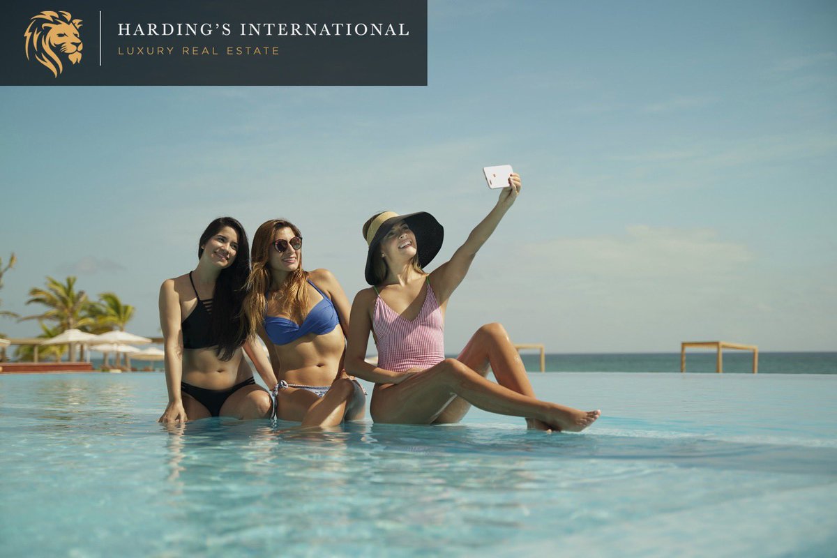 What a better way to enjoy your Sunday in paradise? 🌴☀️ #paradise #pool #Caribbean #DominicanRepublic #bikini #friends #selfie #sun #sand