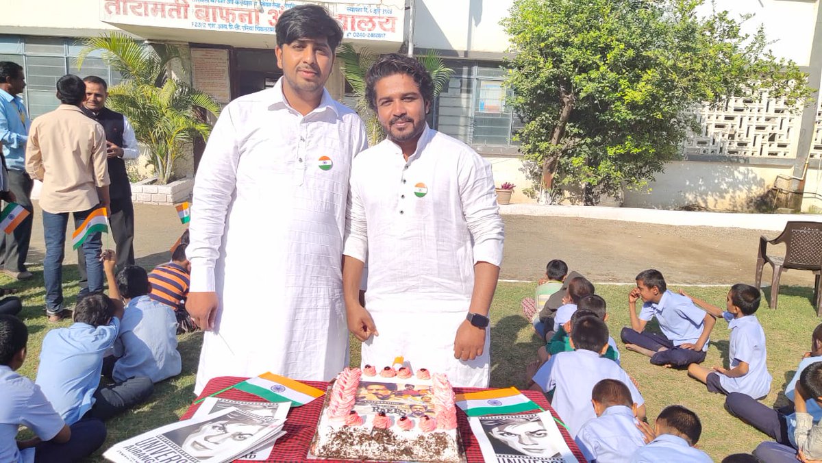 Aslam555srk's tweet photo. SRK UNIVERSE AURANGABAD Celebrating 71th REPUBLIC DAY and 3Years Of RAEES Movie Thanks to Srkuniverse ❤❤❤❤❤
#RepublicDay2020
#3YearsOfRaees
@iamsrk
@SRKUniverse https://t.co/UQaf5hYlDv