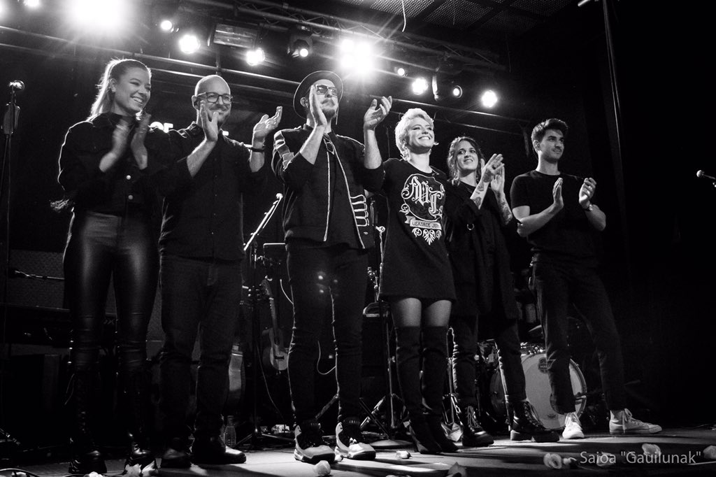 Gauilunak's tweet photo. Concierto de Alba Reche en Bilbao, por fin disfrutando de sus propios conciertos y su voz en directo. Que siempre estes bien acompañada y esa sonrisa te dure años 😊🤗
@albarecheot2018 @Marina15_mr @ismaelguijarroH
#albareche #QuimeraTourBilbao #quimera #stagelive #bilbao https://t.co/4I1bZ5IF77