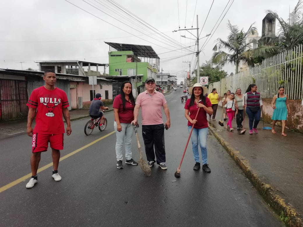 EdgarCuevaV's tweet photo. MSc.@EdgarCuevaV director #Distrito23D02 de educación, participa en #Minga del sector #PlanDeViviendaMunicipal, con autoridades, docentes, estudiantes y padres de familia de la UnidadEducativa #JaimeRupertoJeroviNajera. Por el Día Mundial dela Educación Ambiental. #EduAmbientalEC https://t.co/egwd7qM7Cp