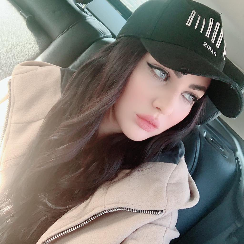 IbtissamTiskat's tweet photo. فهاد الصورة شفت شي حاجة (مباشرة) وصدمتني بغيت نسمع توقعاتكم شنو شفت؟ اما الجواب ديالي غادي تسمعوه قريبا ان شاء الله فأغنيتي الجديدة للي بعنوان 
#مباشرة 🔥 #ابتسام_تسكت https://t.co/N292wRMztw