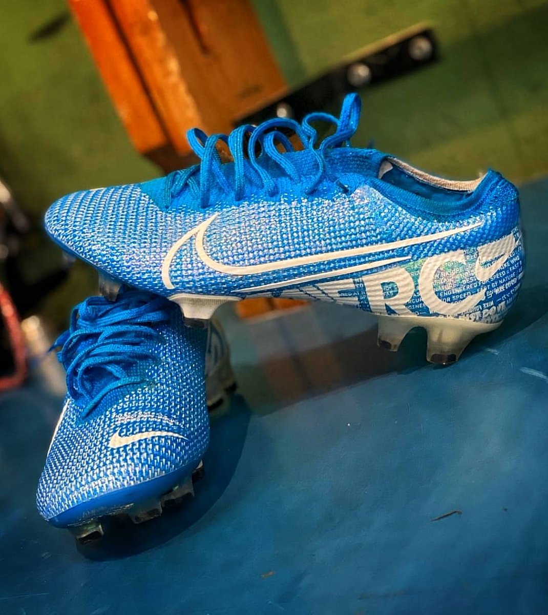 RubenGarcia14's tweet photo. El día 1 SORTEARÉ mis botas dedicadas. Para participar:
1️⃣ Sigue la cuenta @RubenGarcia14_
2️⃣ Haz "RT" a esta publicación.
3️⃣ Comenta mencionando a 2 amigos.
El sorteo es multitud, puedes participar doble si lo haces también en mi Instagram https://t.co/Q3fmD8uXwo https://t.co/VWs6yxrCMW