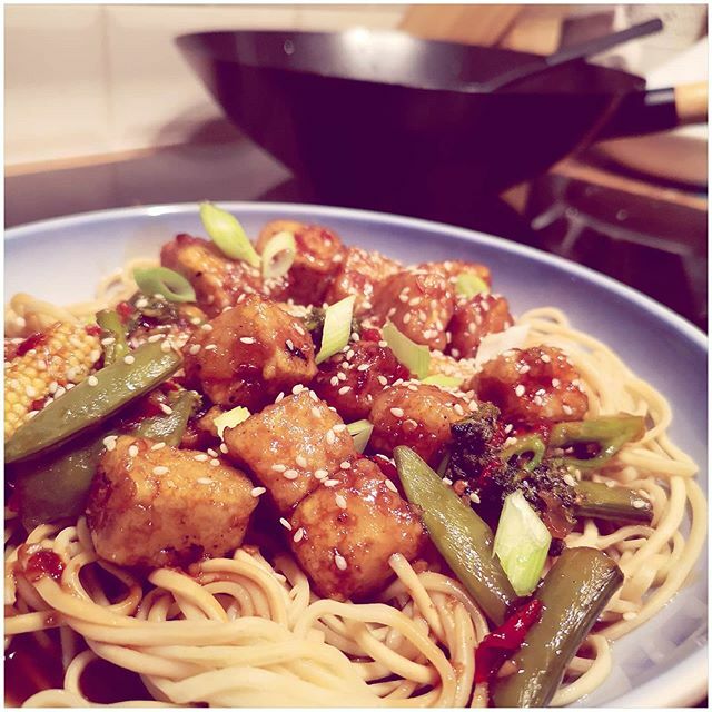 2020: the year of cooking more plant-based food (and actually using the full shelf of cookbooks I own had have never opened...) This dish is from one of the <a href="/bosh/">brian bosh 🕺</a>.tv cookbooks - crispy chilli tofu. I added some vegetables and used noodles instead of rice… ift.tt/2TVKvg2