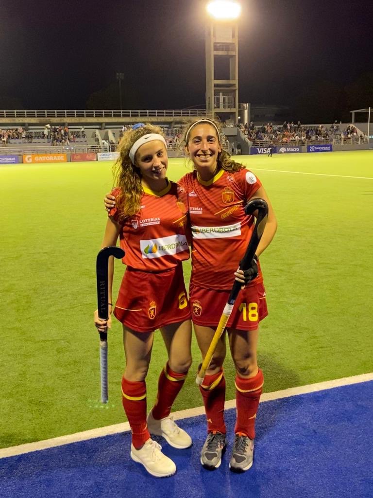 cdterrassa1910's tweet image. 🔴⚪️ Júlia Stappato ha jugat el seu primer partit amb la @absolutafem a Argentina al costat de la seva companya d’equip Júlia Pons. Enhorabona i per molts més! @juliappato7 @julia_pons #somvermelles #familiavermella #1CAP