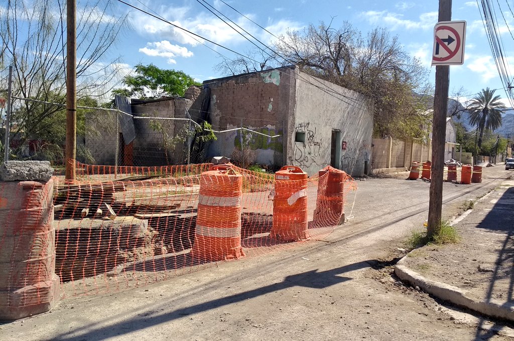 Reporte1112's tweet photo. @elnortelocal Calle cerrada por obra suspendida por 14 meses, Zaragoza y 5 de mayo, Centro de #santacatarina montones de tierra depositados en Librado García #soselnorte https://t.co/mPqoKSD85k