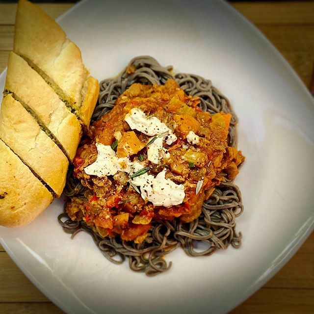 c4chrisford's tweet photo. BLACK BEAN SPAG. Doesn't look very appetising but damn its DELISH. Vegan spaghetti with some freebie vegan soft cheese me and @fionamega got from  #larklane #Sheese #vegan #healthyfood https://t.co/QWg16hNyhI https://t.co/WJHb3iwUeQ