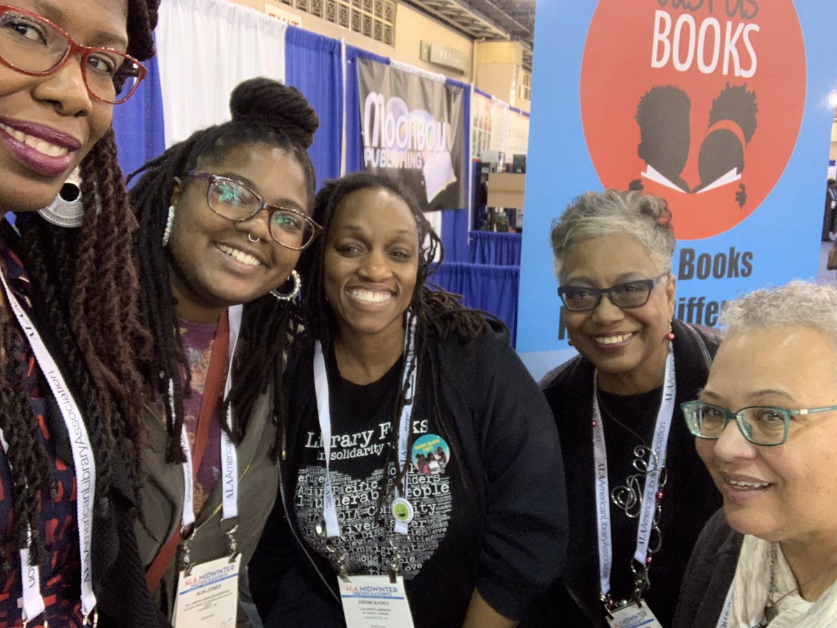 KaturaHudson's tweet image. ALA MidWinter selfie 😁
@readitrealgood 
Eboni Njoku
@diversitymom_ch 
@CrazyQuilts 
@JustUsBooks 

#alamw2020 
#alamw20