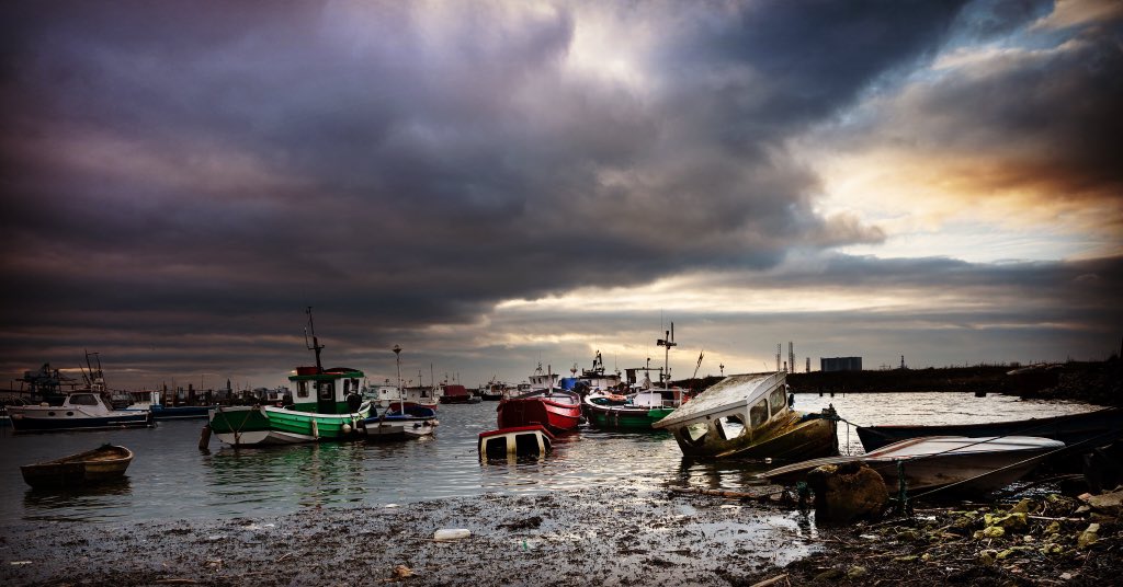 peterjoftring's tweet photo. Storm coming in over the River Tees estuary at South Gare. #fsprintmonday https://t.co/UBzvcu40QU