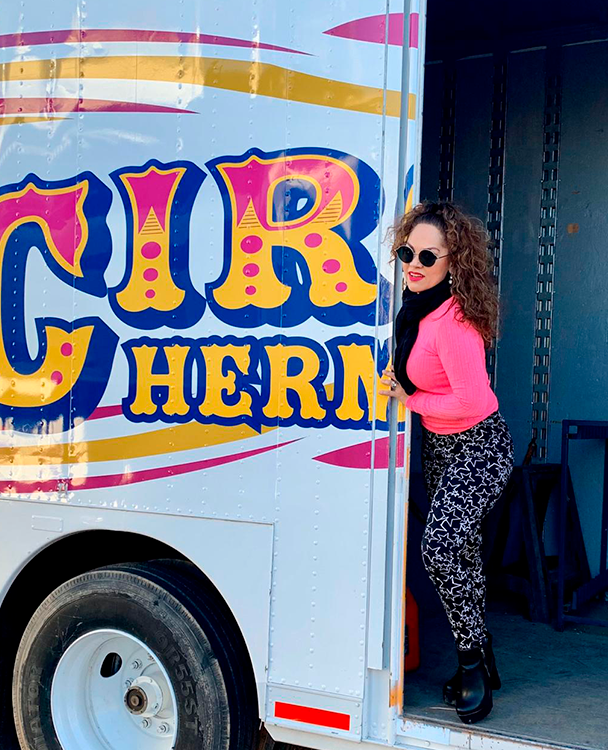 TatianaPalacios's tweet photo. La vida es un constante viaje y en cada parada hay muchas cosas que podemos aprender... Ahora estoy viajando con #CircoCaballero, no se pierdan nuestra temporada en #Phoenix, #Arizona, estaré hasta el 16 de Febrero. Boletos en https://t.co/z7pWaPwEwV https://t.co/lrmwhP4MVF