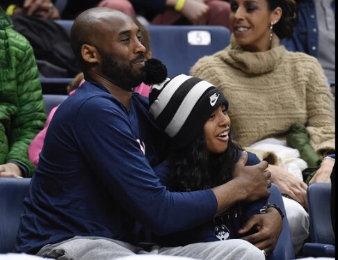 LesNews's tweet photo. Suivi - l'entraîneur de baseball #JohnAltobelli, son épouse Keri et leur fille Alyssa ont également été tués dans l'accident d'hélicoptère ou a succombé #KobeBryant #Calabasas via @Complex #BlackMamba https://t.co/VpomtQdczw
