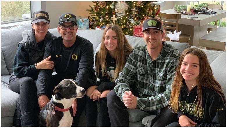 LesNews's tweet photo. Suivi - l'entraîneur de baseball #JohnAltobelli, son épouse Keri et leur fille Alyssa ont également été tués dans l'accident d'hélicoptère ou a succombé #KobeBryant #Calabasas via @Complex #BlackMamba https://t.co/VpomtQdczw