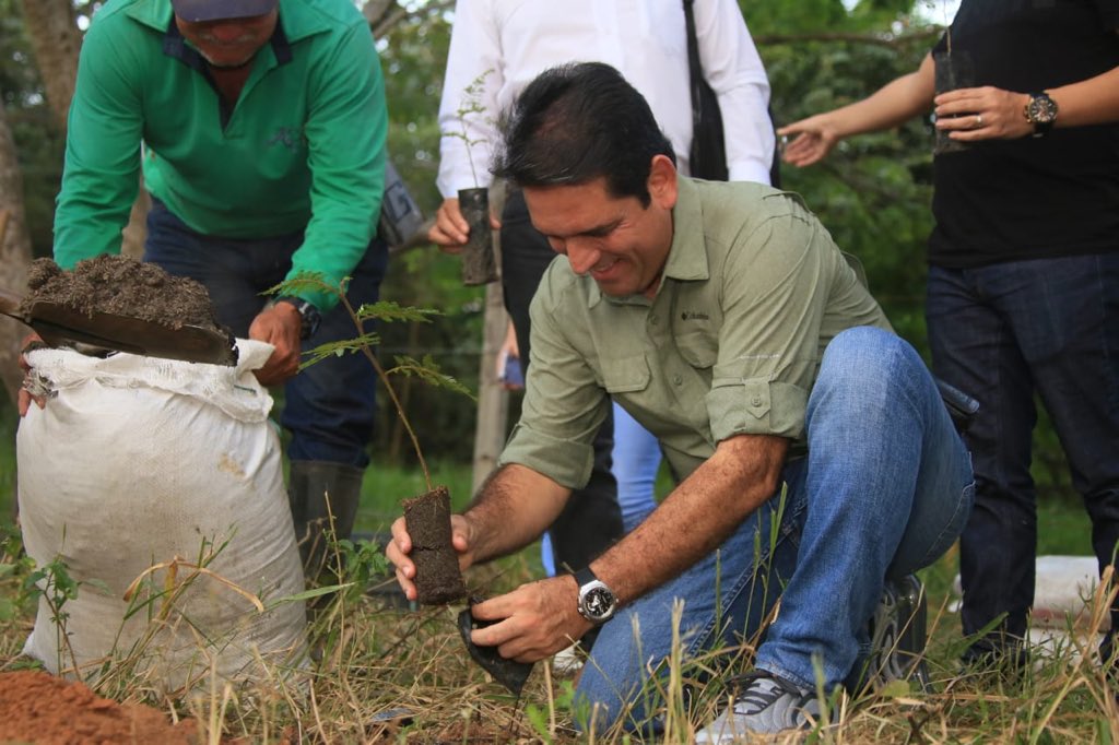 JuanGZuluaga's tweet photo. Convertiremos la Granja Iracá en el centro de operaciones del desarrollo agropecuario en el Meta. Hoy sembramos 60 árboles conmemorando el #DiaMundialEducaciónAmbiental junto al Dir. de @CORMACARENA, el alcalde de San Martín y el equipo que conforma la gerencia colegiada del agro https://t.co/gk1LpBSGgf