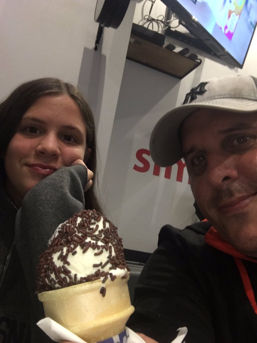 fmanriquez11's tweet photo. Rough day for so many. So w all the grief going around I took my daughter for ice cream. Honor the man who was doing what he loved. Spend time w your loved ones. Honor the family man. #MambaMemory https://t.co/8pYhLdu5LX