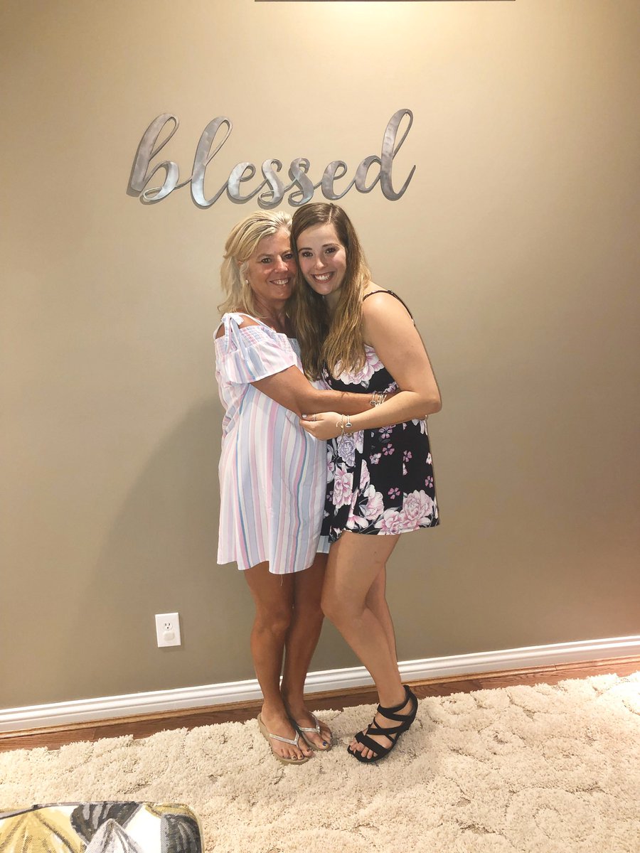 meganhatfield21's tweet photo. Happy Birthday to my beautiful mom. You are so supporting, loving, amazing and the best mom a daughter could ask for. I’m so thankful and appreciate everything you do for me. Thanks for making me feel so loved. I love you more than words can describe 🤍 https://t.co/pwDuScBA5R