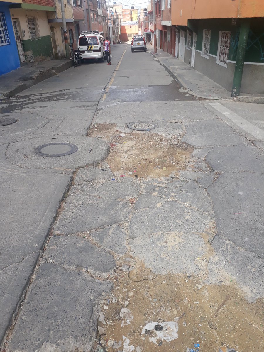 CarvajSami's tweet photo. @ClaudiaLopez ....Agradezco su gestión  para arreglar la calle de mi barrio vea. 88 C No. 130 - 40 La palma aldea - Suba ya hay dos huecos que no han arreglado hemos llamado a varias entidades incluido el acueducto y nadie se hace responsable. https://t.co/Yjg7jP5H4o