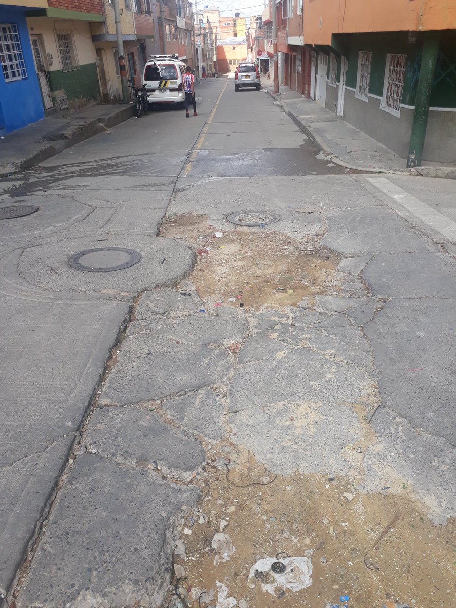 CarvajSami's tweet photo. @ClaudiaLopez ....Agradezco su gestión  para arreglar la calle de mi barrio vea. 88 C No. 130 - 40 La palma aldea - Suba ya hay dos huecos que no han arreglado hemos llamado a varias entidades incluido el acueducto y nadie se hace responsable. https://t.co/Yjg7jP5H4o