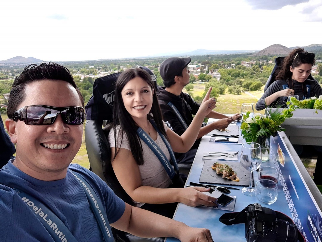 VidayEstiloMx's tweet image. Dinner In The Sky en Teotihuacán; comiendo a 45 metros de altura 😱#DinnerInTheSky  bit.ly/2Nn2j1b