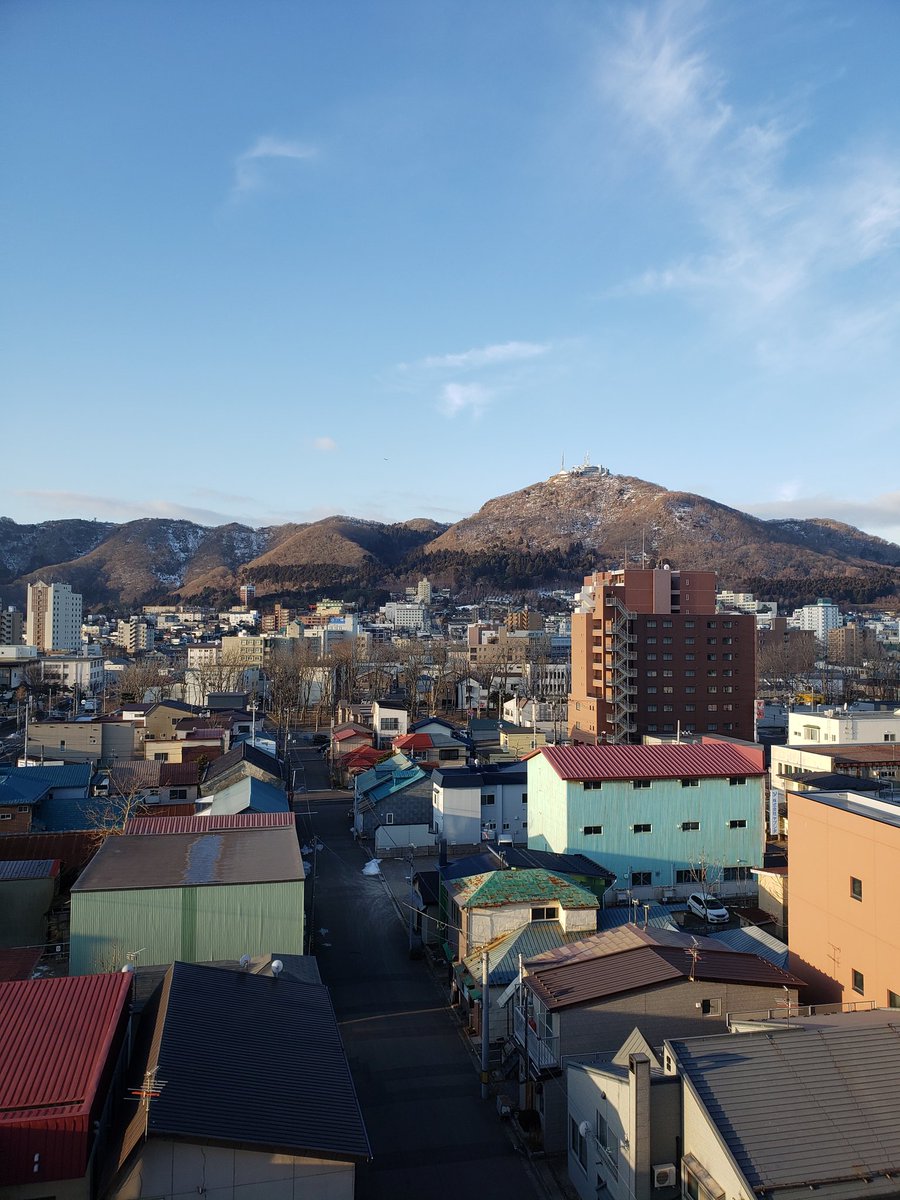 chocolatstaff's tweet photo. 1月27日　8:00am
晴れ　予想最高気温5℃
路面の雪もほとんど消えて、西部地区の日和坂や大三坂も車で通れます。今日は風も穏やかなので観光にはとても良い一日になりそうです。
#ホテルショコラ函館
#函館
#函館の天気
#晴れ
#異常気象
#朝日
#函館山
#立待岬
#津軽海峡
#ハコフォト https://t.co/Ci3t7XwX59